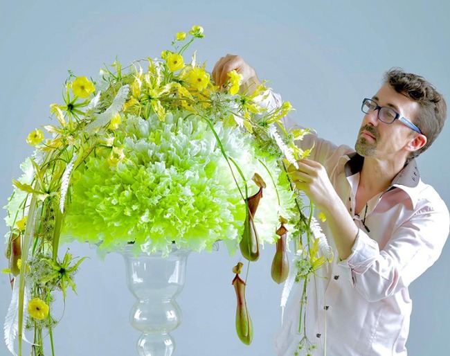 Frédéric Dupré working on one of his floral designs