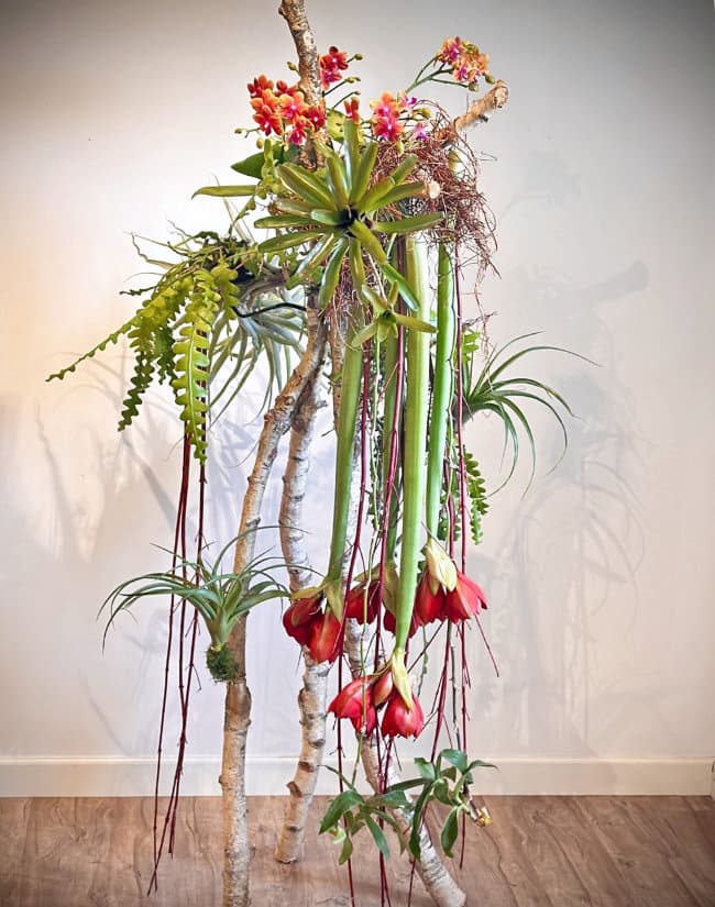 A floral design by Gregor Lersch blending the concept of an arrangement with a handtied design.