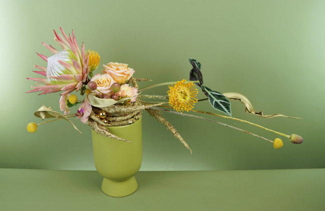 Horizontal floral design for the festive season.