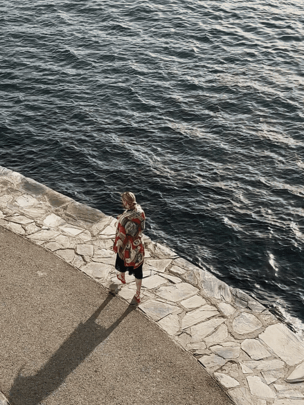 Imaginative sets. Romantic details. 