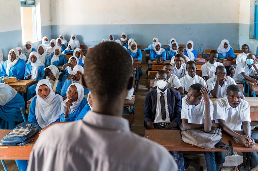 Estudiantes de secundaria refugiados originarios de Sudán toman clases en el campamento de refugiados de Farchana, al este de Chad.