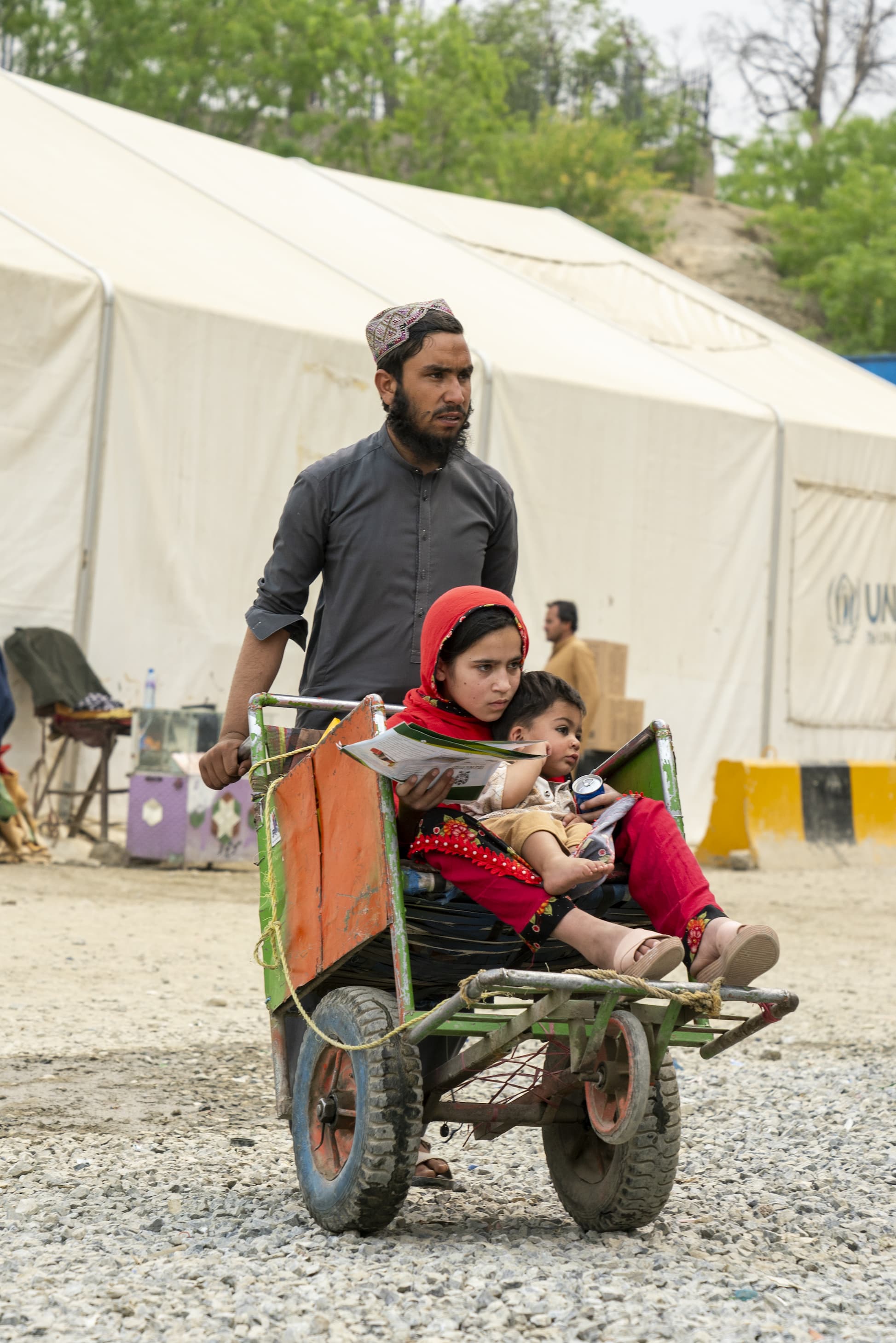 Dos hermanos refugiados sirios abrazados en el campamento de Zaatari, en Jordania.