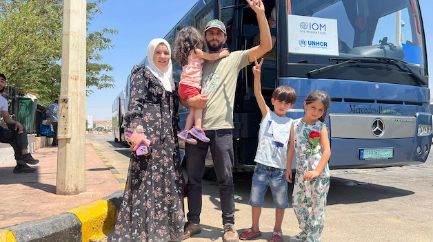 Una familia de refugiados sirios regresa al norte de Siria desde Turquía a través del cruce fronterizo de Bab al-Hawa