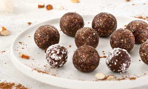 These Sugar-Free Protein Bites Keep Me Full (& Are Good For My Skin)