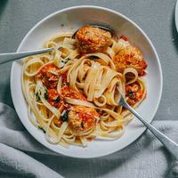 This Greek Spaghetti With Meat Sauce Is A Mediterranean-Diet Dream