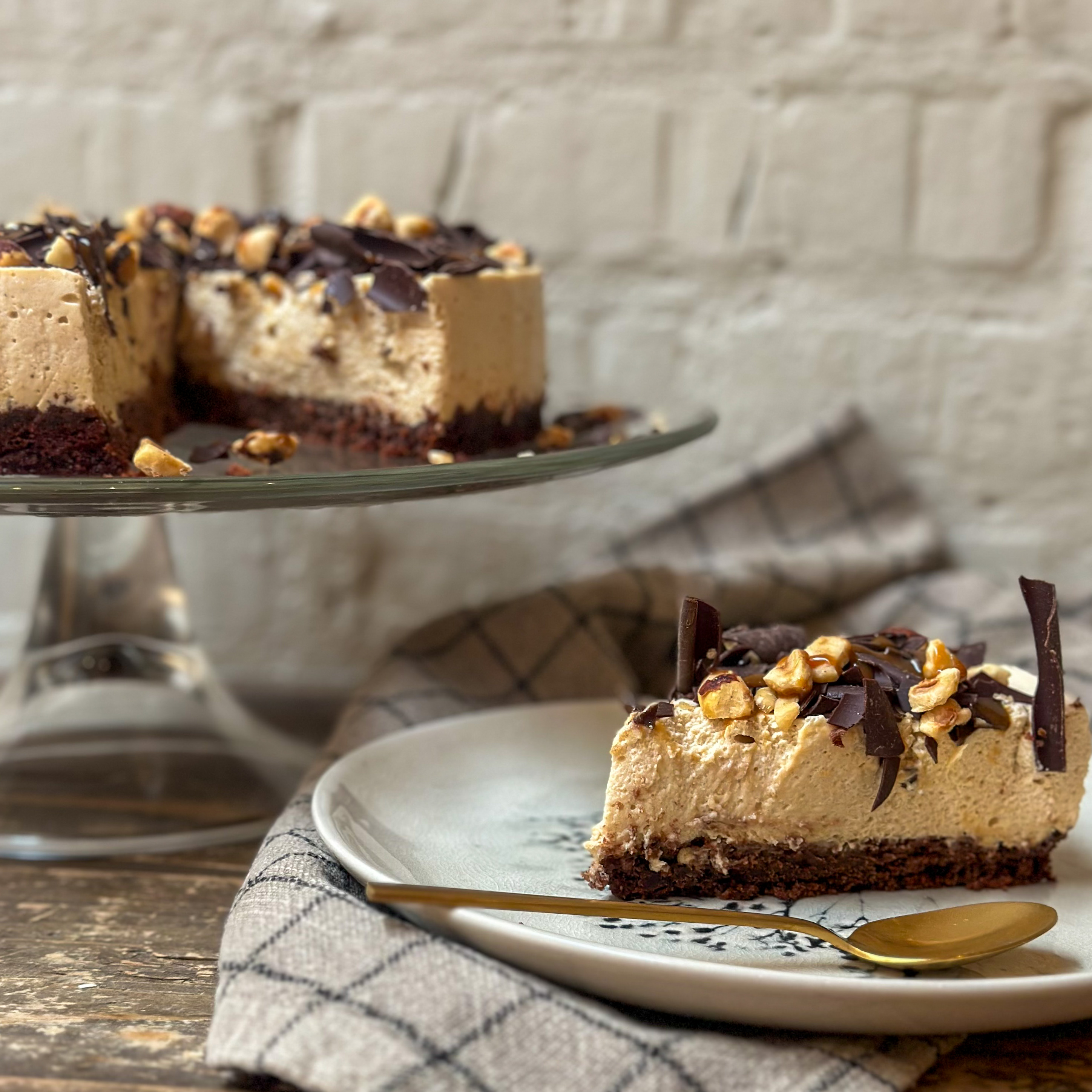 Tarta de mousse de café, chocolate, avellanas y dulce de leche