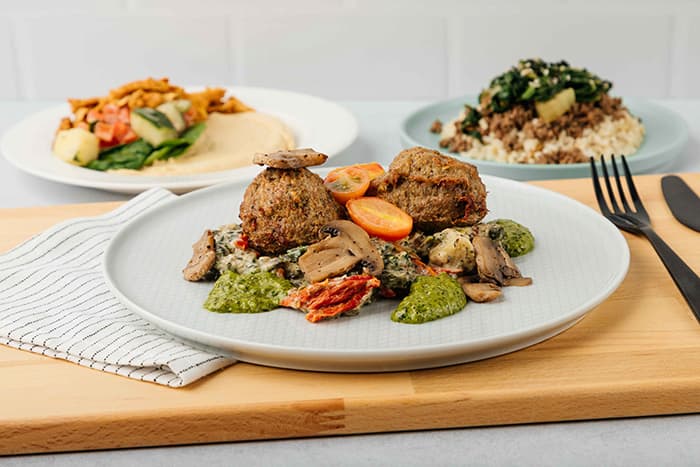 Meatballs with vegetables and grains