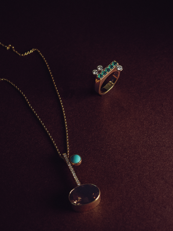 Clé collecition, necklace and ring on brown background