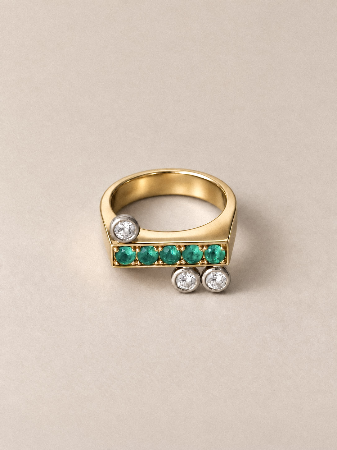 Clé ring close up, yellow gold, diamonds and emeralds ring