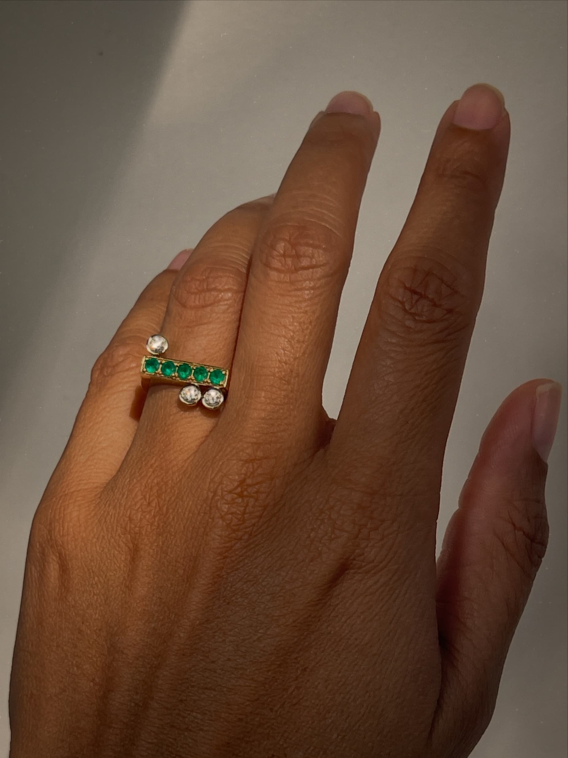 Clé Ring N.1 on hand, 18K yellow gold, diamonds and emeralds