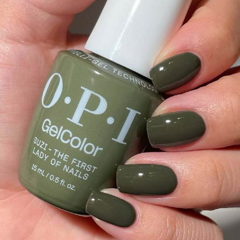 OPI W55 Suzi The First Lady of Nails on nails with the bottle