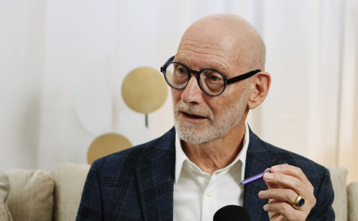 Eric Fishman, MONQ founder, demonstrating personal aromatherapy diffuser