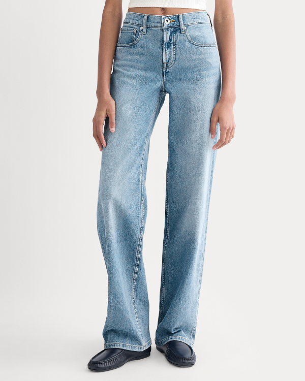 Image | Model in The Column Jean | Vintage Light Indigo