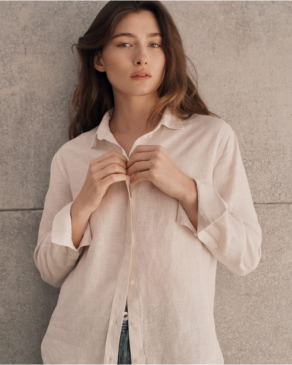 [Editorial Image]The Must-Have Shirt in Linen | Natural Chambray