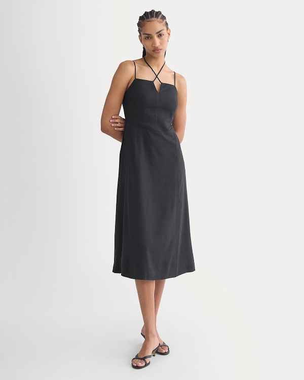 Image | Model | Tie-Neck Dress in Stretch Linen | Black