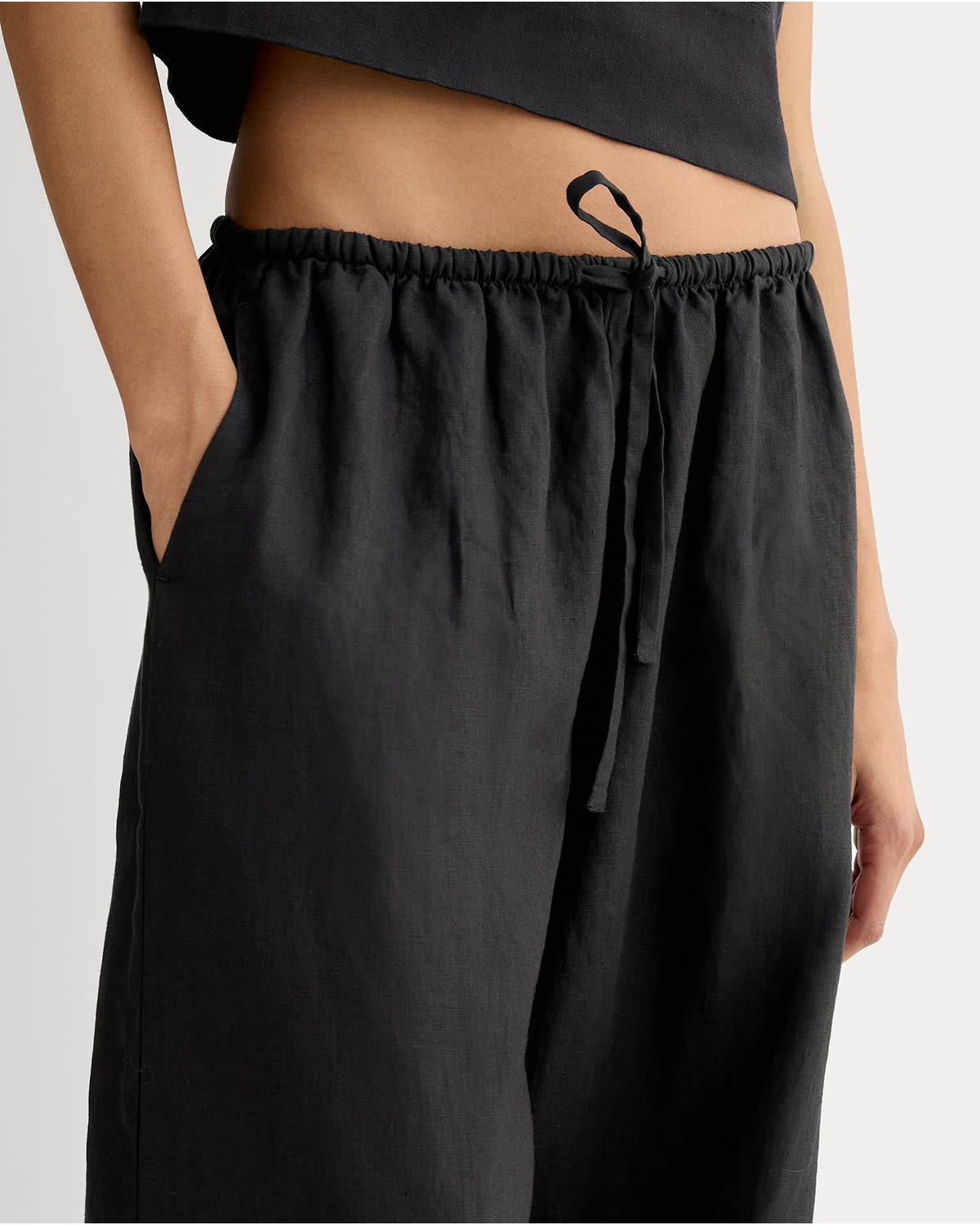 [Editorial Image]The Drawstring Pant in Linen | Black