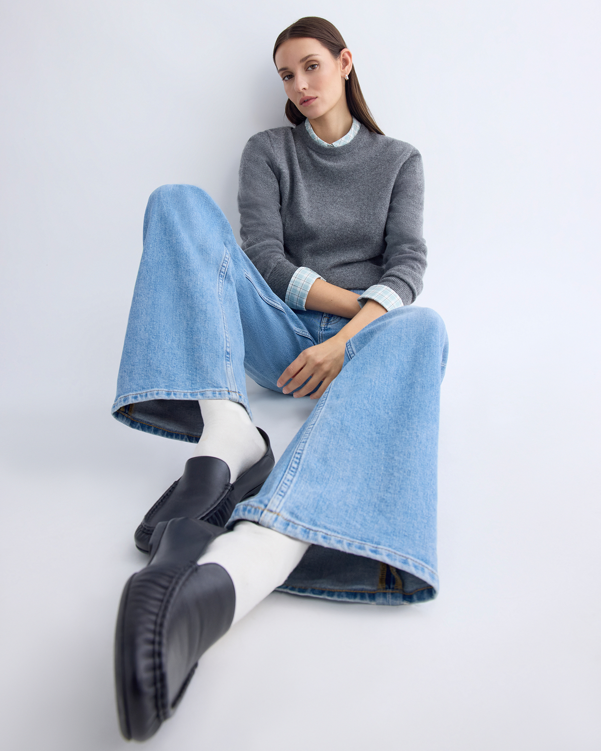 Image | Model in The Column Jean | Vintage Light Indigo