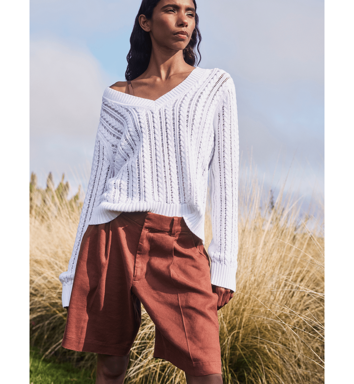 [Editorial Image] Model in The Mesh Cable V-Neck in Everyday Cotton | White