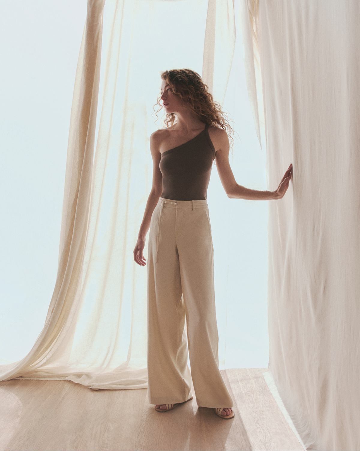 Image | Model in Wide-Leg Belted Pant in Stretch Linen | Birch