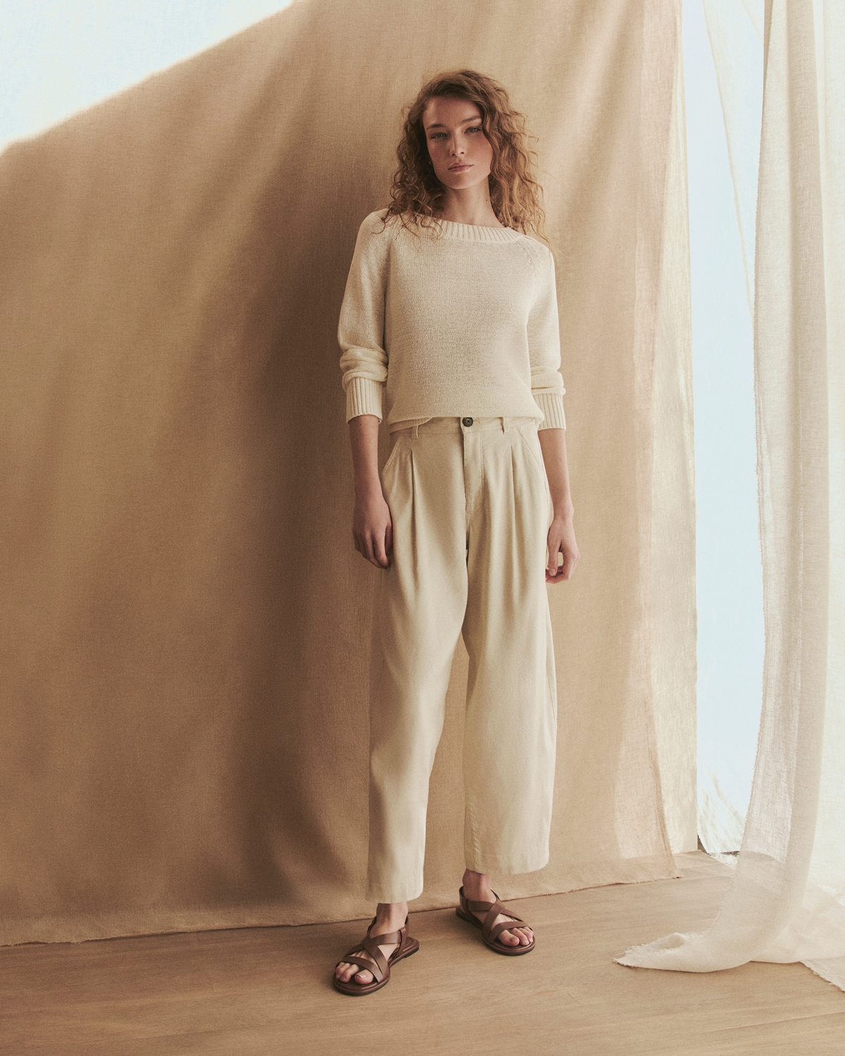 Image | Model in The Everywhere Pant in Stretch Linen | Birch