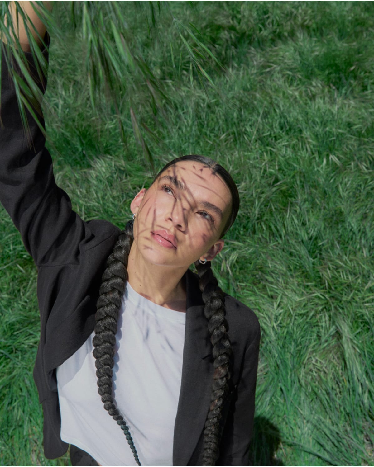 [Editorial Image] Model Reaching up
