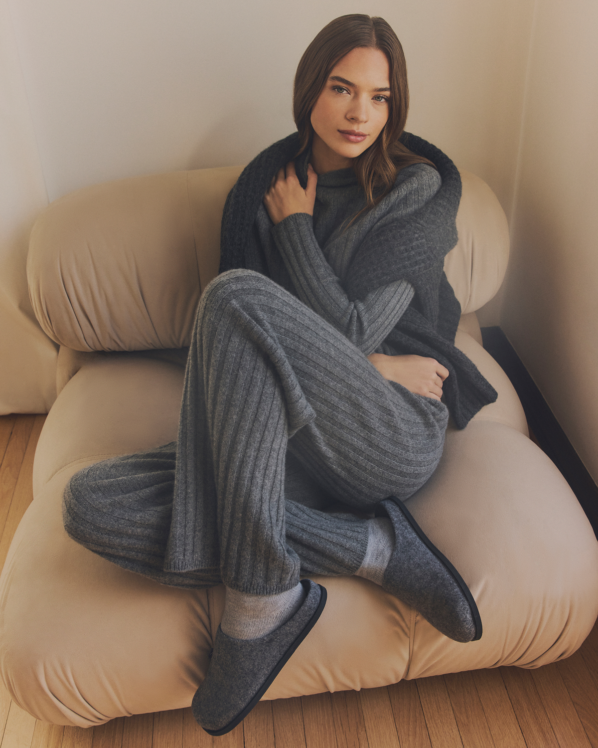 Image | Model in Straight-Leg Pant in Wool Cashmere | Heather Charcoal