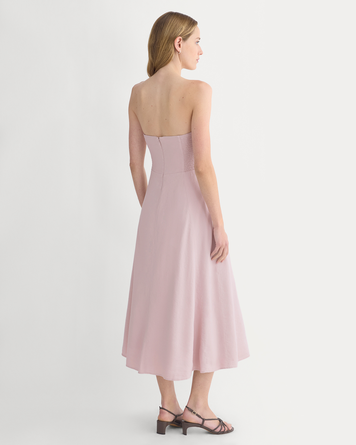 Image | Model | Strapless Dress in Stretch Linen | Burnished Lilac
