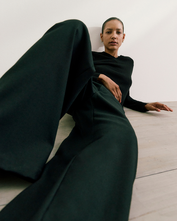 Image | Cashmere Cropped High-V Sweater | Black