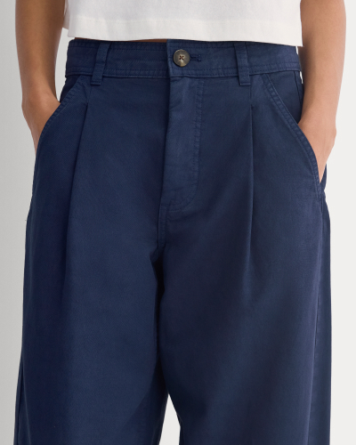 Image | Model in The Everywhere Pant | Navy