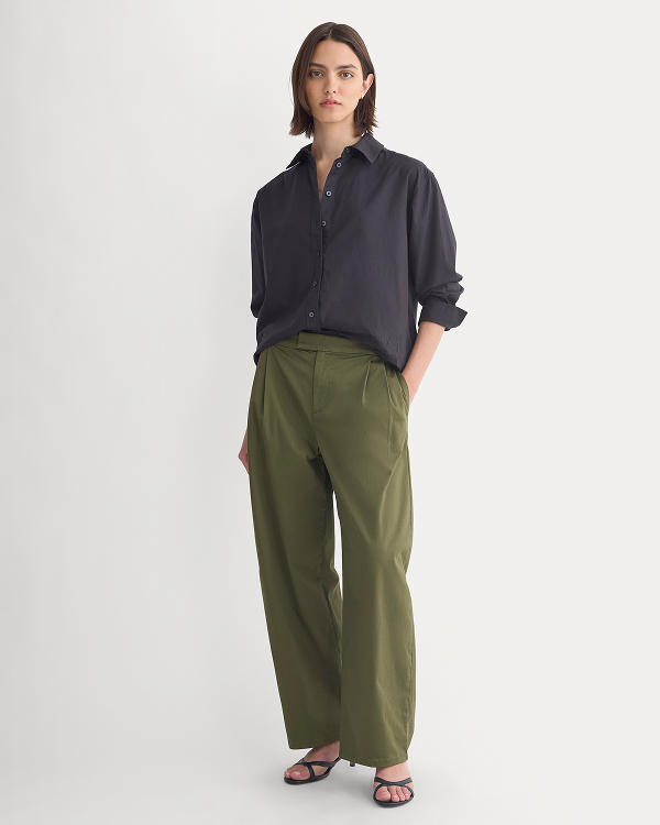 Image | Model | Barrel-Leg Pant in Organic Cotton Sateen | Olive Night