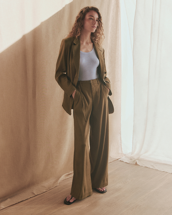 Image | Model in Wide-Leg Belted Pant in Stretch Linen | Beech
