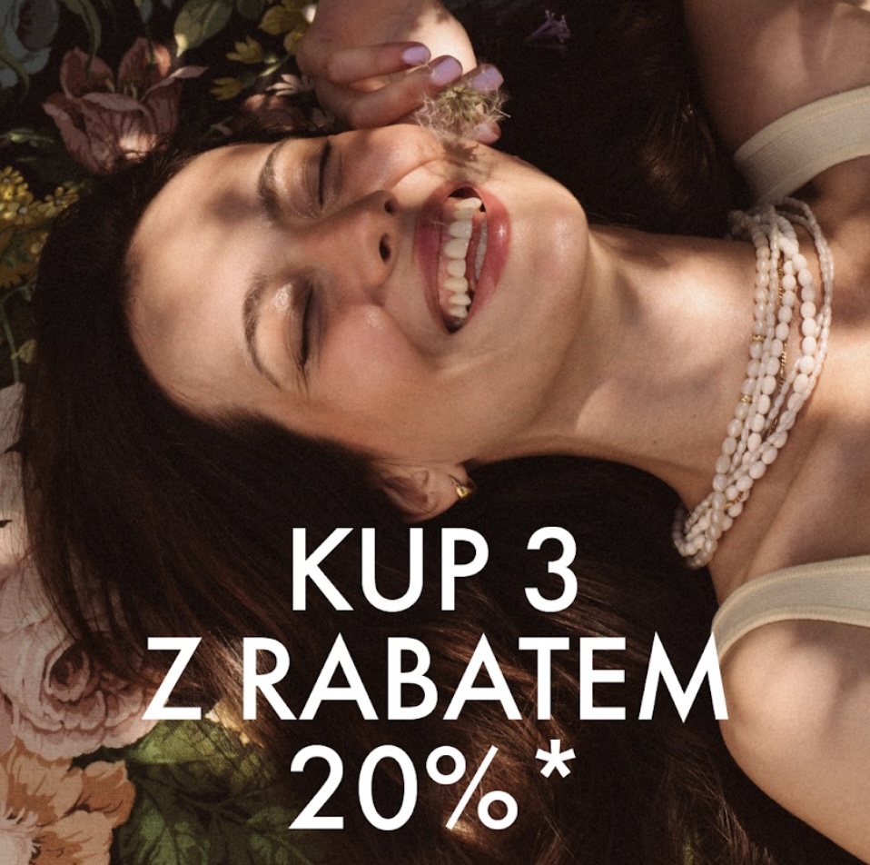 Modelka w białych koralikach