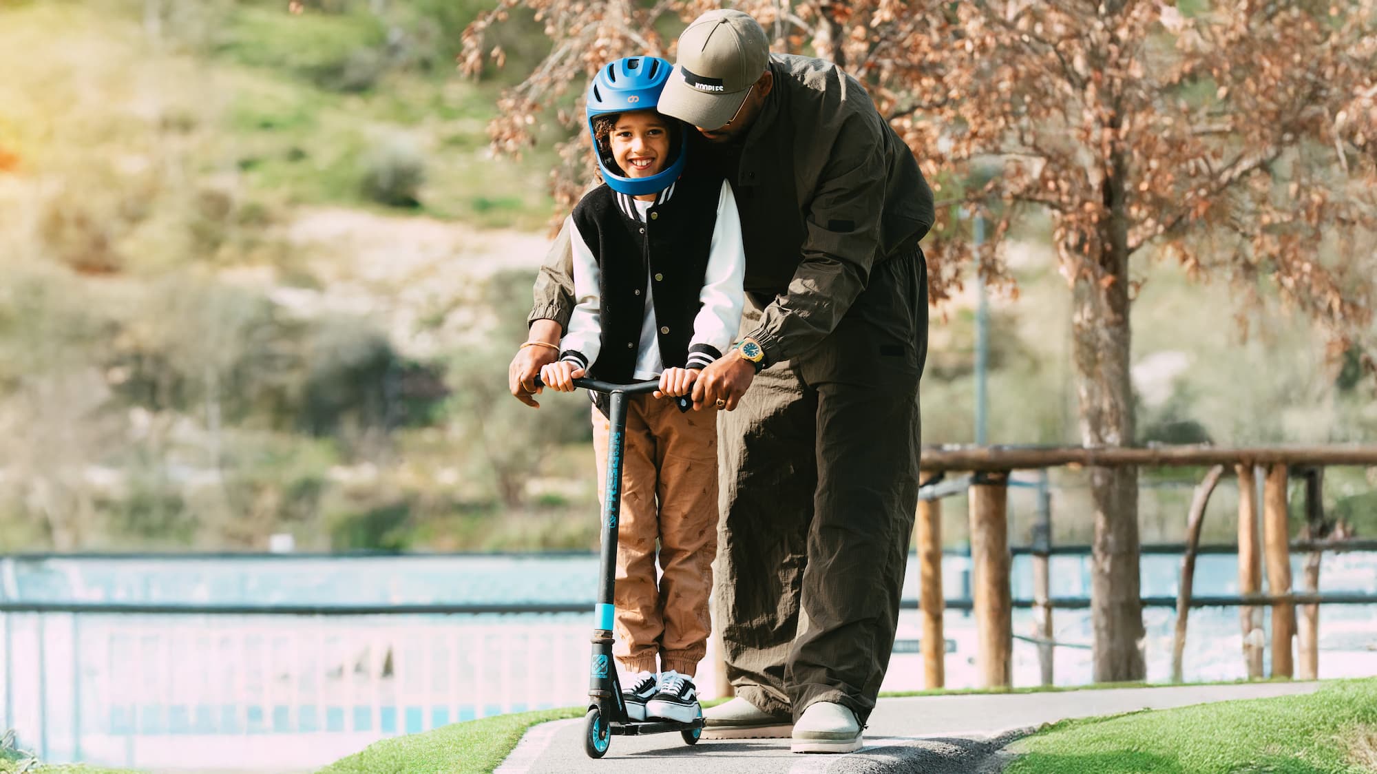 Utilisateur de mobilité urbaine portant un casque intégral Virgo Move en ville