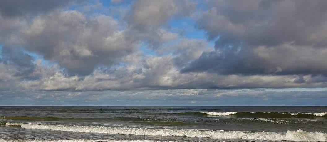 Ostseeküste mit Brandung und Wolkenhimmel