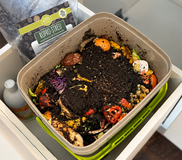 Bokashi und organisches Material für den Gartenboden