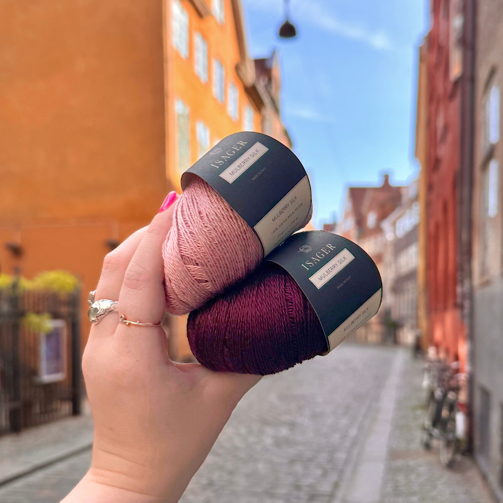 Mulberry Silk fra Isager fv. Powder og Bordeaux