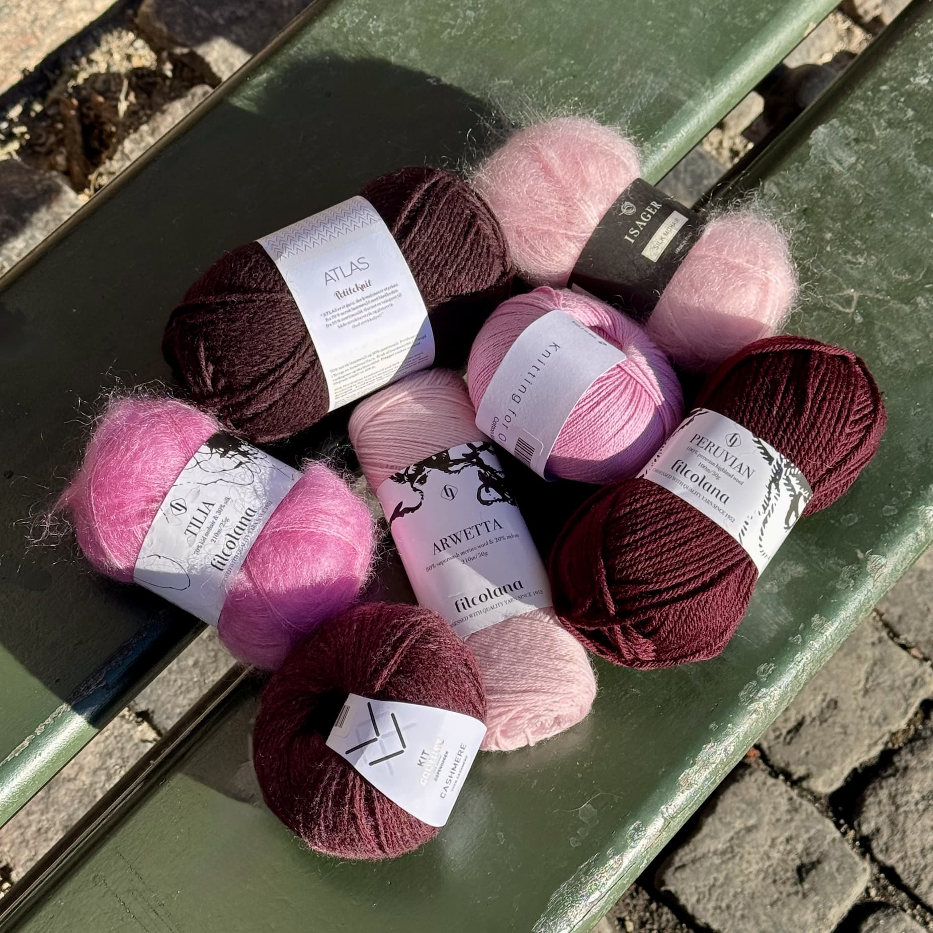 Lyserød og bordeaux garn hos Sommerfuglen