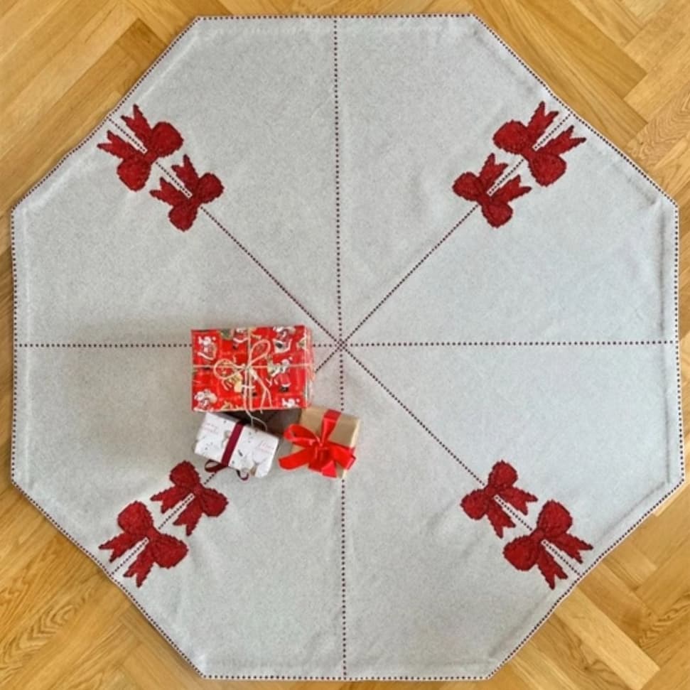 Sløjfer ottekantet juletræstæppe fra Pomp Stitch