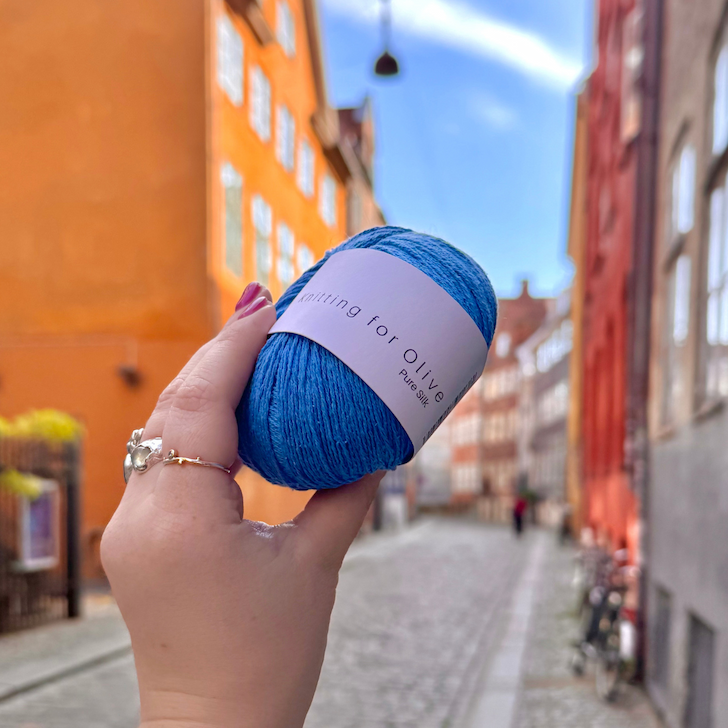 Pure Silk fra Knitting for Olive fv. Valmueblå