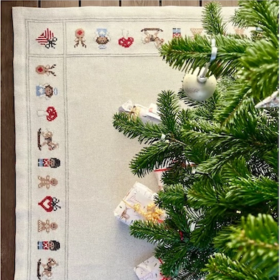 Gingerbread Christmas juletræstæppe fra Pomp Stitch