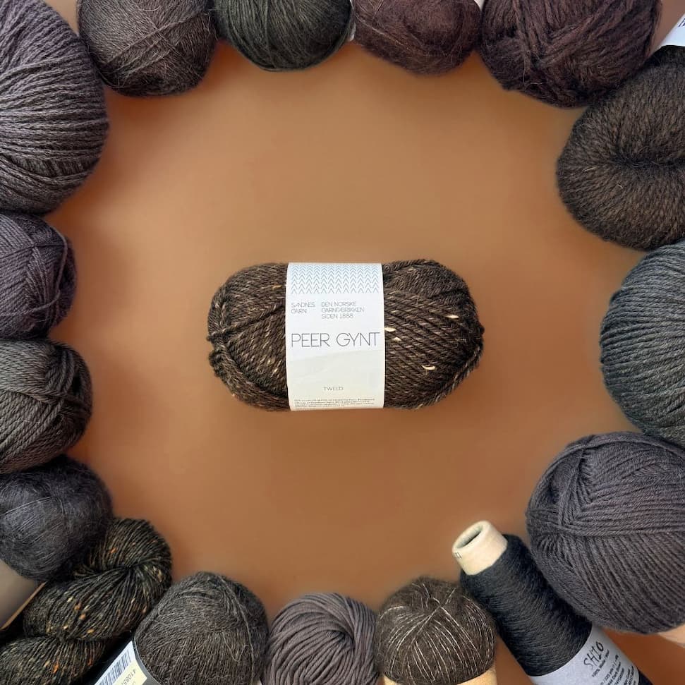 Peer Gynt Tweed fra Sandnes fv. 3085 Mørk brun med natur tweed