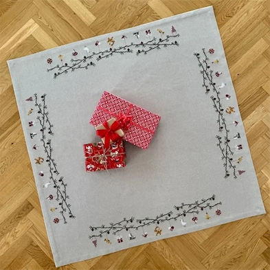 Julestemning juletræstæppe fra Pomp Stitch