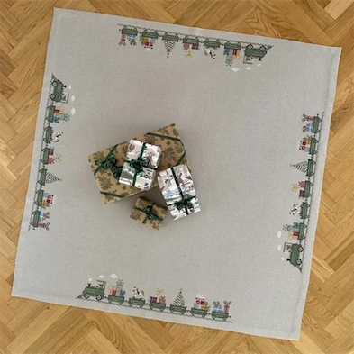 Gavetoget juletræstæppe fra Pomp Stitch