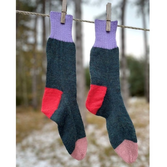Multifarvede strømper af Inga Walløe
