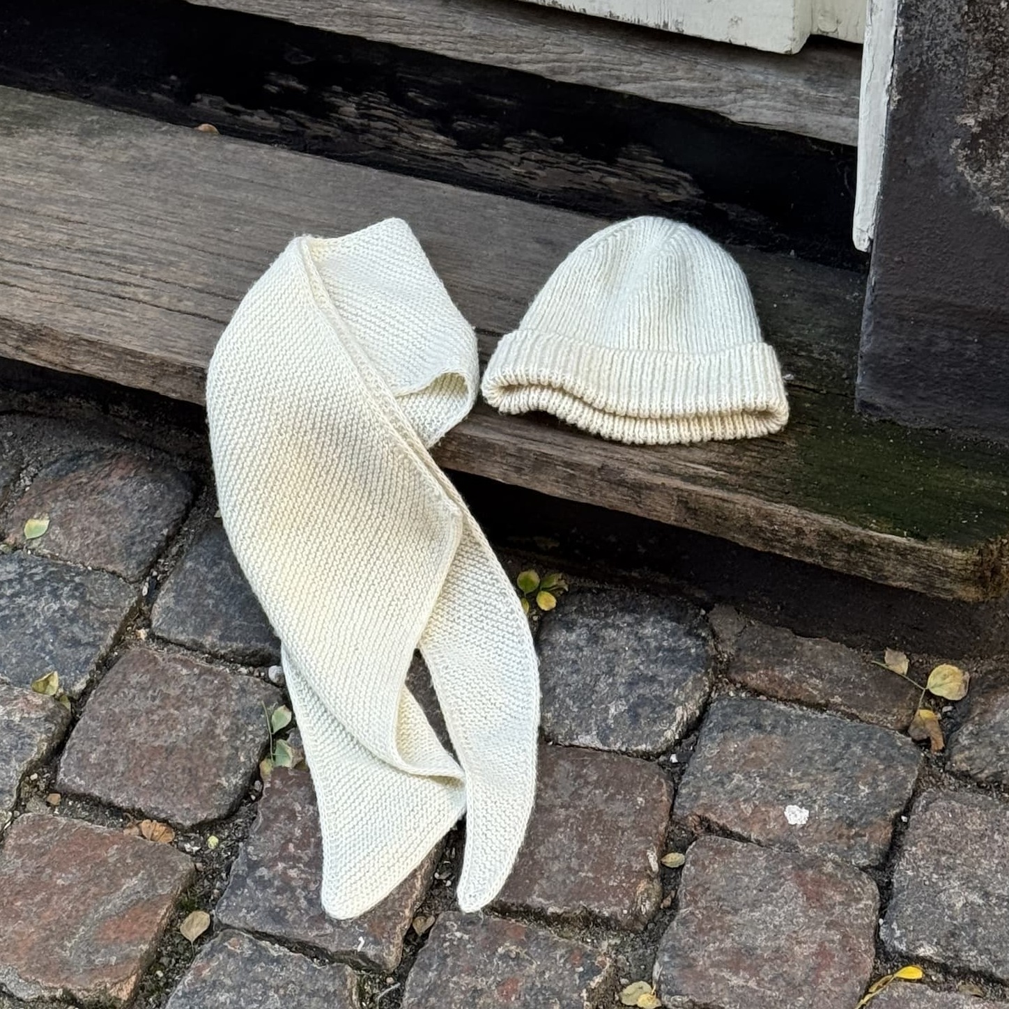 Snowball Hat og Snowball Scarf af Inga Walløe