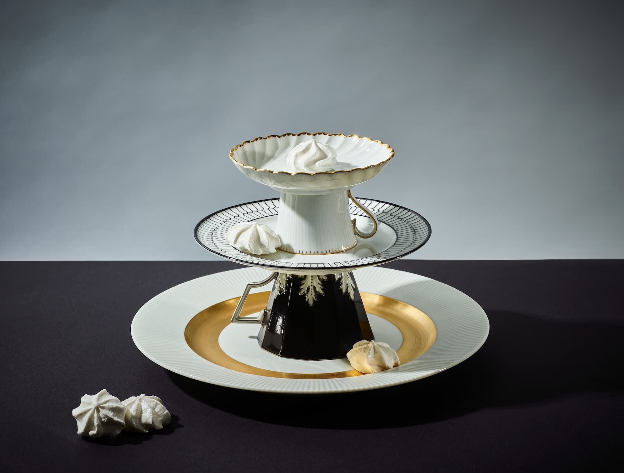Etagere aus Nymphenburg-Porzellan mit Meringues und goldenen Details