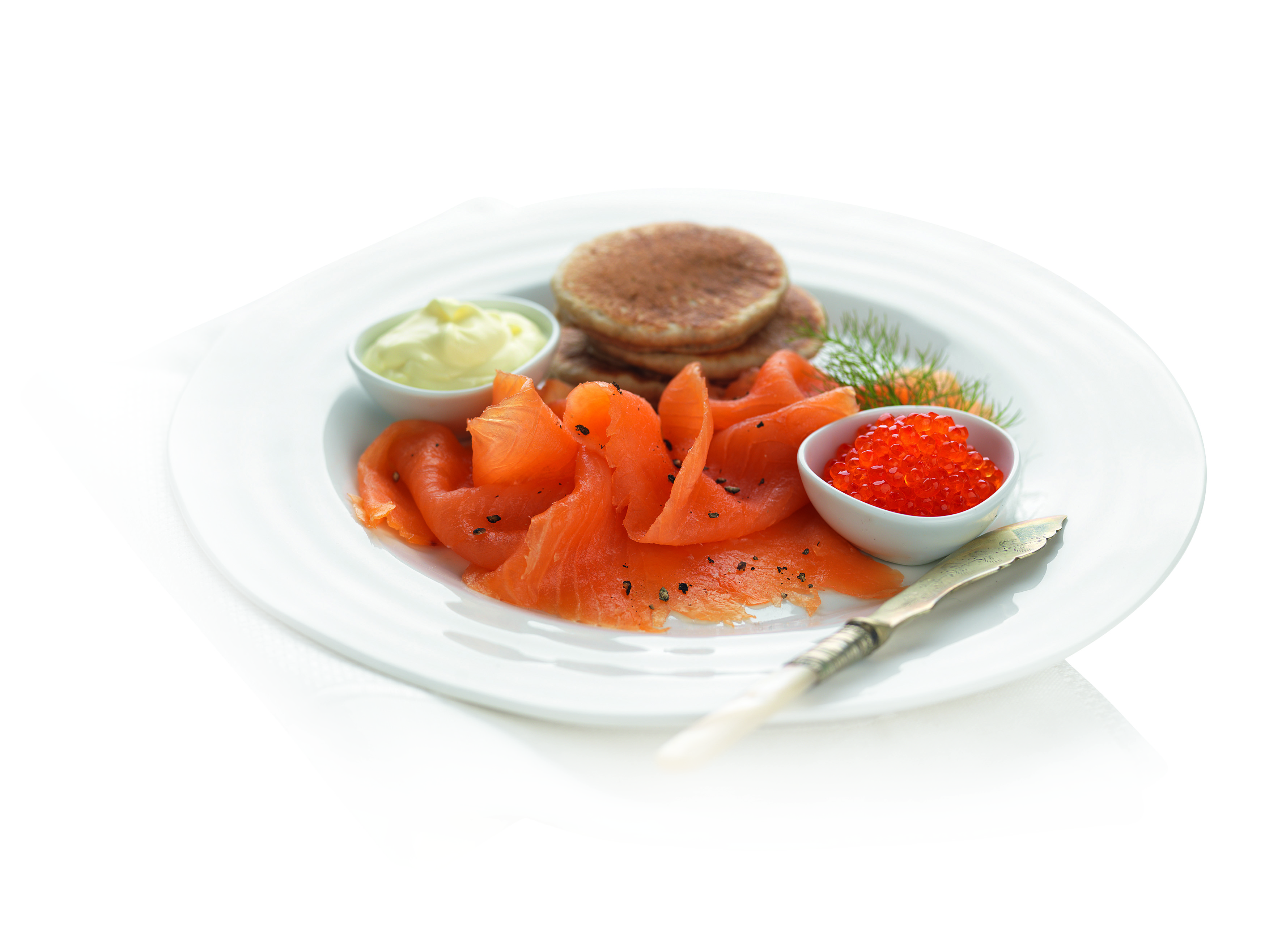 Smoked salmon with blinis, roe and cream, ready to share