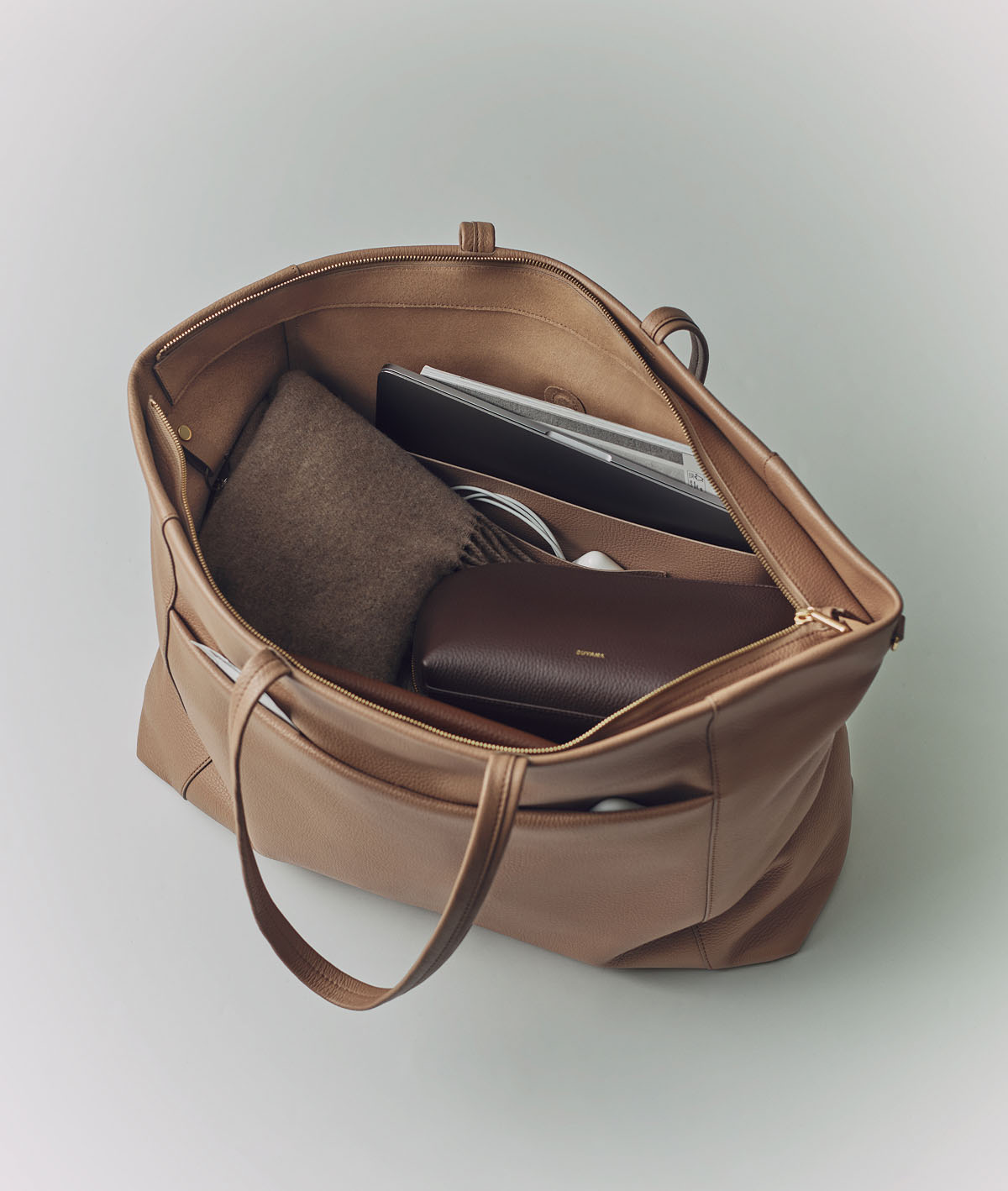 Easy Voyager Bag Cappuccino, Beauty Case, Recycled Cashmere Scarf