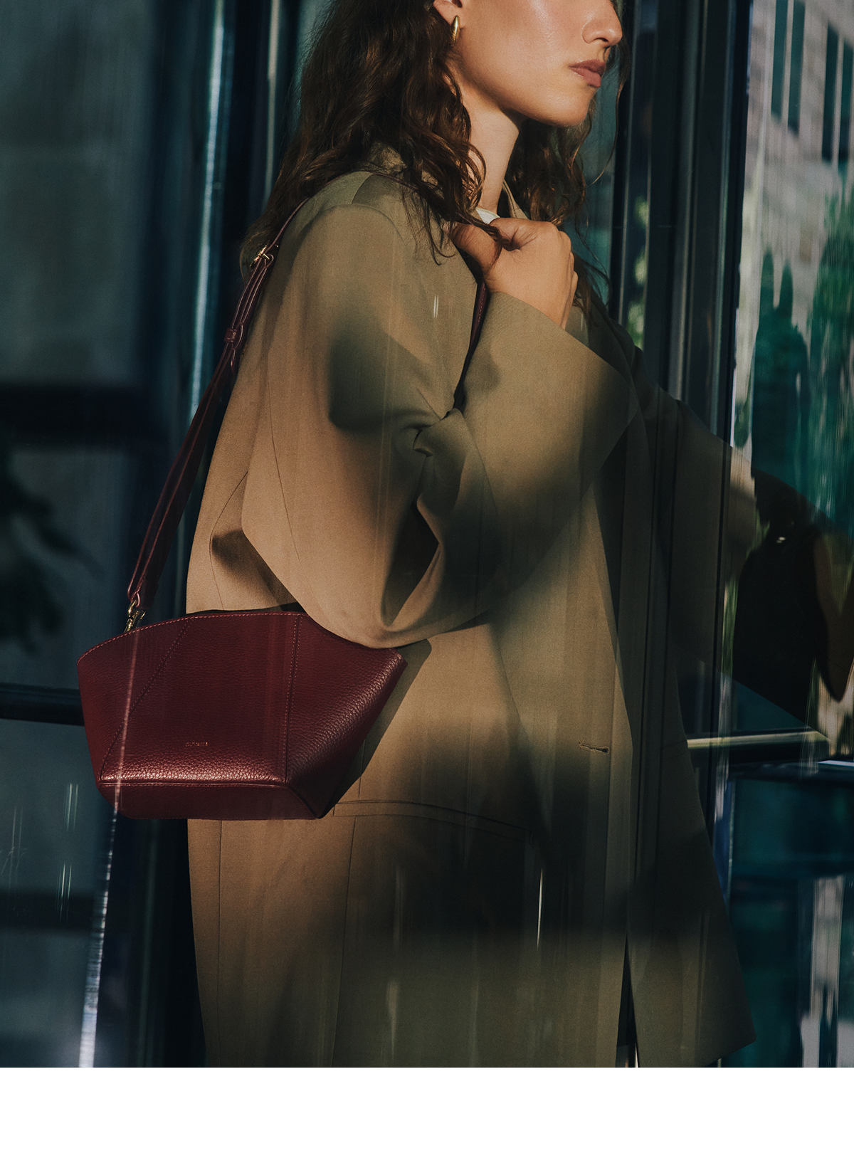 Forma Pouch Cherry, Adjustable Strap Cherry