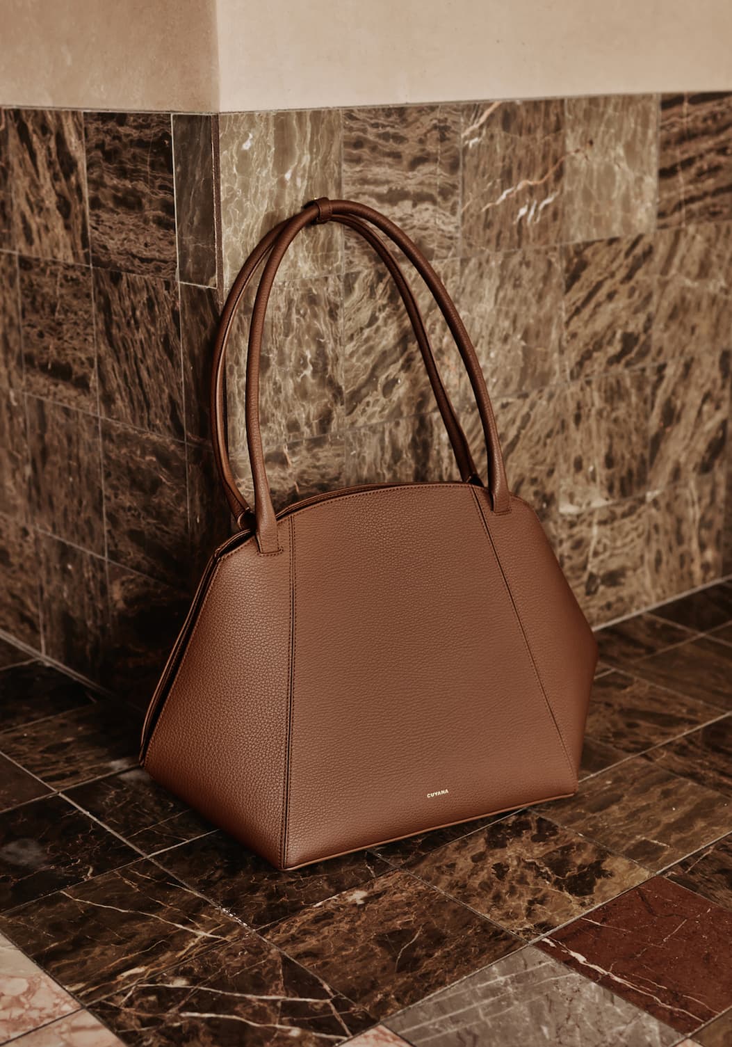 With enough space for your laptop and sleek tubular handles that fit perfectly over your shoulder, your commute is nothing to stress about.